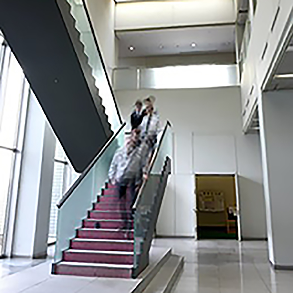 幕張ベイタワー 1-2階：階段