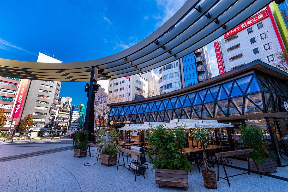 池袋西口公園併設のグローバルリングカフェ