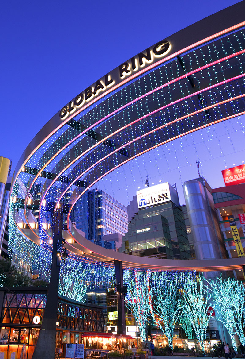 ライトアップされたグローバルリング