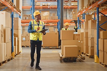 物流効率化に拠点の再配置とDXで挑む