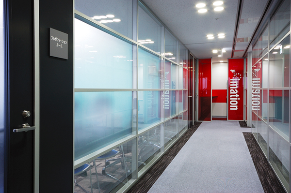 オフィス移転プロジェクト事例 /イメーション株式会社 / プレゼンルーム前