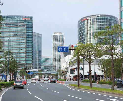 日産自動車グローバル本社(左)と富士ゼロックスR&Dスクエア(右)