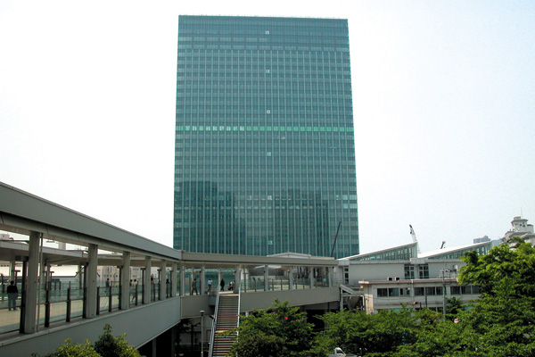 駅の東西つなぐペデストリアンデッキはビルのエントランスと直結