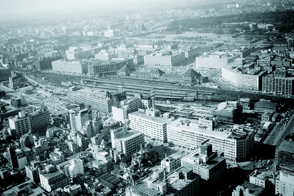東京駅八重洲口側上空から望む丸の内(1964年撮影)