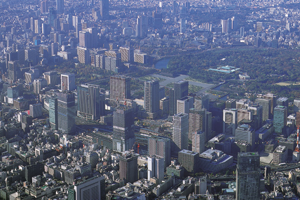 東京駅八重洲口側上空から望む丸の内(2006年12月撮影)
