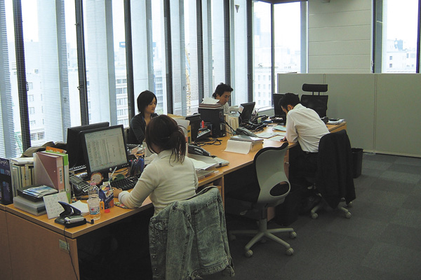 今春、関西支店が移転した淀屋橋山本ビルの貸室も、整形無柱で意匠性の高い空間