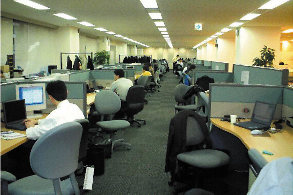 大規模オフィスの一例　空港のビジネスクラスラウンジのイメージ