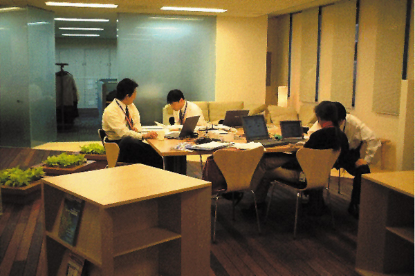 大規模オフィスの一例　空港のビジネスクラスラウンジのイメージ