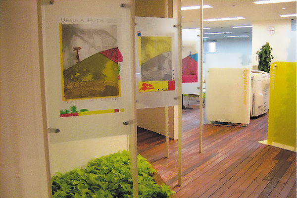 オフィスに緑と安らぎを　アートと植栽