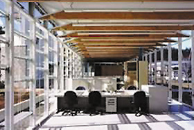 日差しの明るいオフィス《鍋屋バイテック》