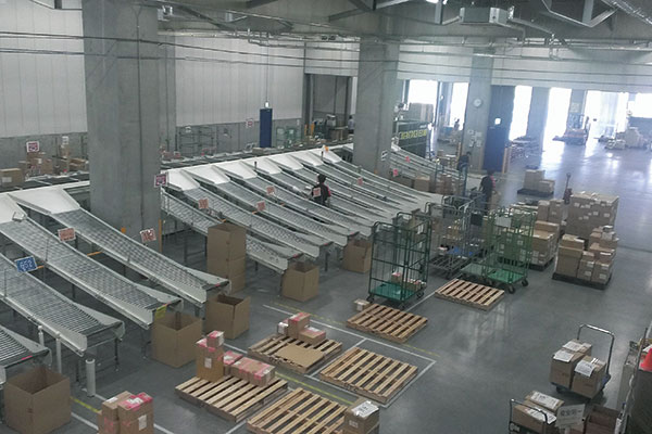 厚木物流センター内部