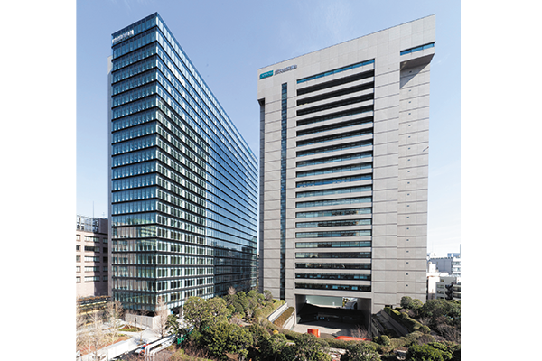 改修中の三井住友海上駿河台ビル（右）と、今年2月に建替竣工した三井住友海上駿河台新館（左）