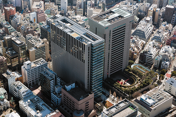 上空からみる三井住友海上駿河台ビルと三井住友海上駿河台新館