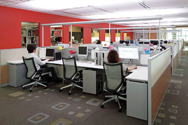 タスクライト付きワークステーション