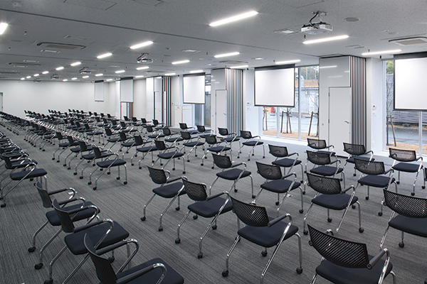 最大300人収容の大ホール