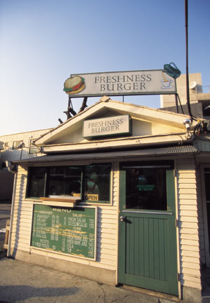 アメリカでよく見られるジョ－ジア様式にならった店装。富ヶ谷１号店