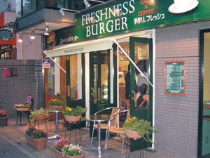 出店エリアによって、微妙に趣きが異なる既存店。あざみ野店