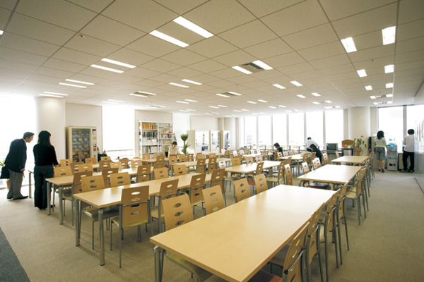 広いスペースが確保された11階休憩室