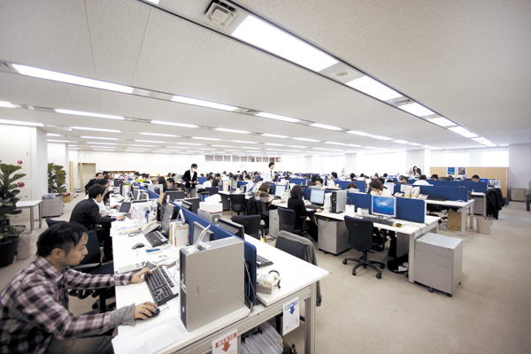 仕切りがなく見晴らしの良いオフィスは、コミュニケーションを活性化する(青山東急ビル7階オフィス)