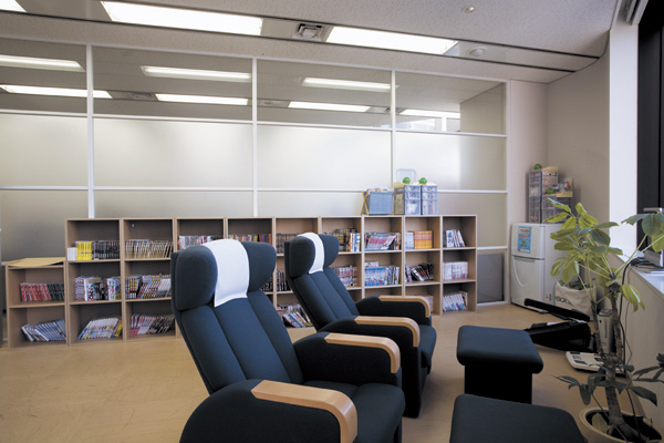 リラクゼーションチェアにソファ、書籍やコミックなど取り揃えたリフレッシュルーム