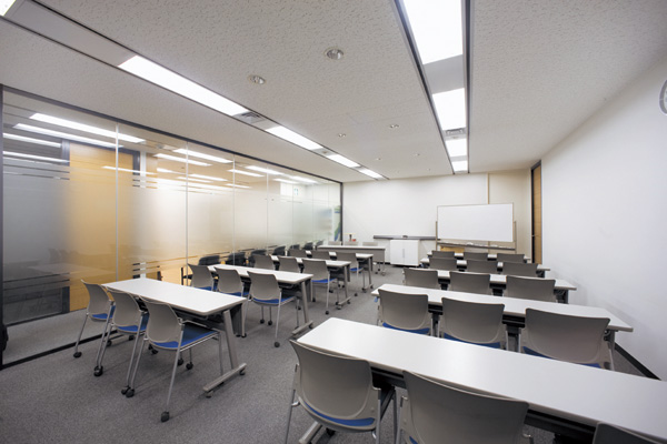 主に研修会・勉強会に利用されるスクール形式の会議室