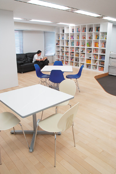 休憩場所となる共用スペースには、ソファーと書籍＆コミックも用意されている