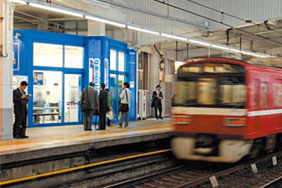 気軽に立ち寄れるよう、主に駅ナカでの展開を図る「QBハウス」（写真は京急品川駅店）