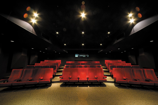 34階にある試写室「スカイシアター」