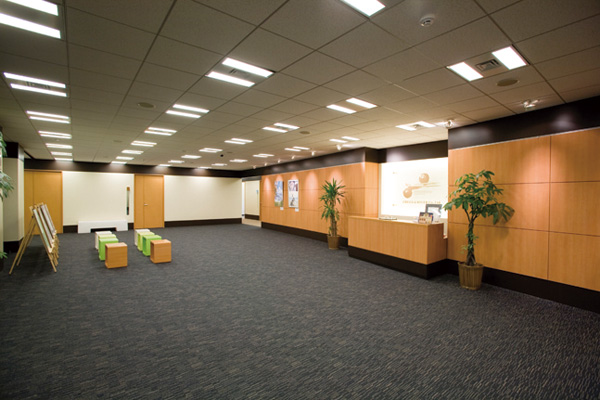 来客の待合スペースとしても使用される、 広々としたオフィスエントランス