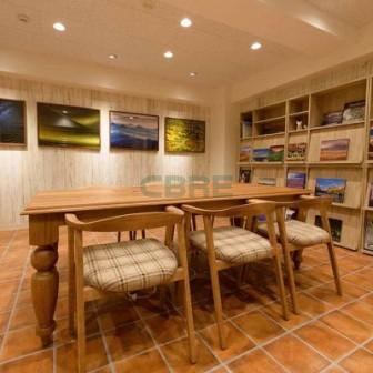 木目調を主体としたスタイリッシュな居抜きオフィス